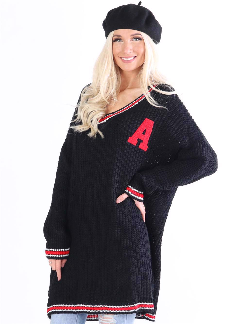 Amelie - Stickad klänning med v-hals och A på bröstet